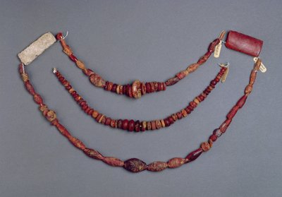 オーストリア、ハルシュタットのビーズの3つのひも、紀元前700〜500年（琥珀色） 作： Iron Age
