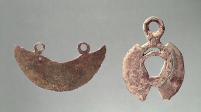 ハルシュタット墓地（青銅）からの2つのかみそり 作： Iron Age