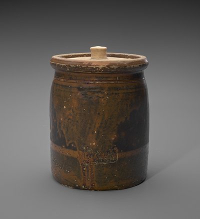 ふた付きの瓶、c。 1873-1882（すべり釉石器） 作： Isaac Suttles Pottery