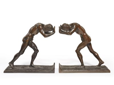 ブックエンド「Pushing Men」(ブロンズ、ブラウンパテナ) 作： Isidore Konti