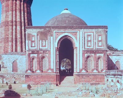 アライダルワザ、アラウッディンカルジによって建てられた、1311年 作： Islamic School