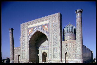 シルダールマドラサのファサード、ティムール朝時代、リゲスタン広場、c.1619-35 作： Islamic School