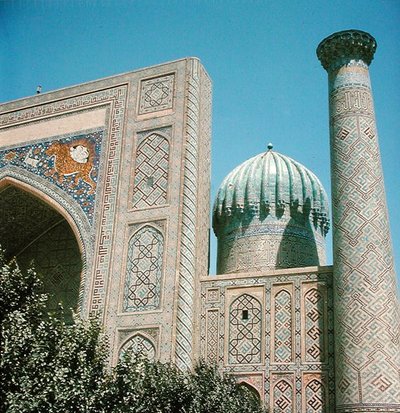 Shirdar Madrasaのファサード、ティムール朝時代、リゲスタン広場、c.1619-35 作： Islamic School