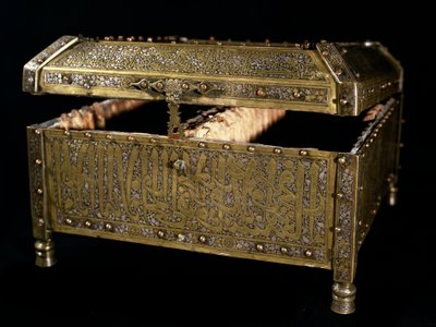 イスラム美術。ブロンズに銀の象嵌を施したコーランを収納するためのチェスト。14世紀のマムルーク美術。カイロ、イスラム美術博物館 作： Islamic School