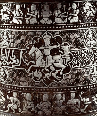 イスラム美術。13世紀の銀・銅製の燭台。弓を持った騎手が描かれています。カイロ、イスラム美術博物館 作： Islamic School