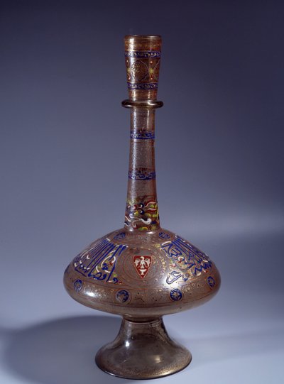 イスラム美術：副王トゥクステムールの長いエナメル質のガラスの首を持つボトル。1345年頃、エジプトかシリアから。寸法50cm。パリ、ルーブル美術館 作： Islamic School