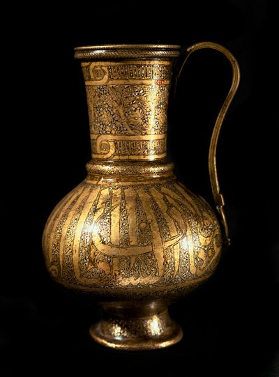 イスラム美術：銀の象嵌とアラビア文字の入ったカラフェ。14世紀のマムルーク朝の工芸品。カイロ、イスラム美術博物館 作： Islamic School