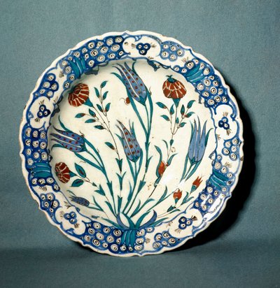 イスラム美術：トルコ・イズニック（現在のニチェ）の陶板装飾品。16世紀セーブル、国立陶磁器博物館 作： Islamic School