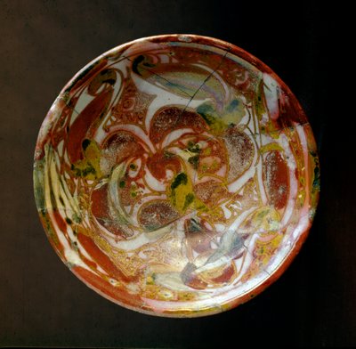 イスラム美術：野菜の装飾が施された小さな陶器のボウル。イラク出土。紀元9世紀。薄さ13.8 cm パリ、ルーヴル美術館 作： Islamic School
