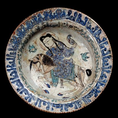 イスラム美術：陶製の鷹匠の乗り物の皿。13世紀初頭の作品。イランから。パリ、ルーブル美術館 作： Islamic School