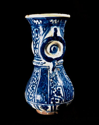 マムルーク朝のイスラム美術：青地の陶器。13-14世紀の陶器。カイロ、イスラム美術博物館 作： Islamic School