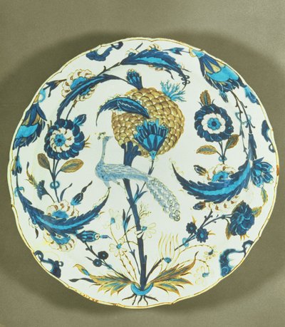 花に囲まれた孔雀で描かれたイズニック料理、トルコ、c.1550-55（多色下釉フリットウェア） 作： Islamic School