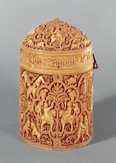 宮廷生活の楽しさを描いたレリーフ付きのPyx。西暦968年頃、コルドバのカリフアブドルアルラーマン3世、ウマイヤ時代の息子、アルムギラという名前が刻まれています（101673および15も参照） 作： Islamic School