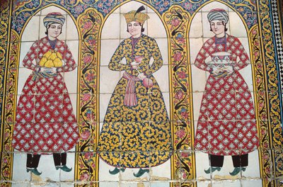 伝統的な衣装（セラミック）を示すタイルパネル 作： Islamic School