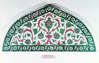 トルコ、イスタンブールのタイル張りのまぐさ（ファイアンス） 作： Islamic School
