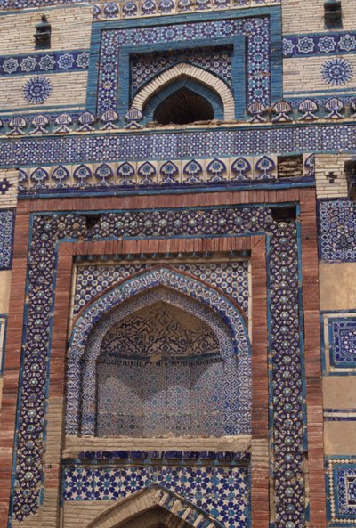 1494年に建立されたビビヤウィンディ廟（1403年）の霊廟の入口ゲートにあるタイル 作： Islamic School