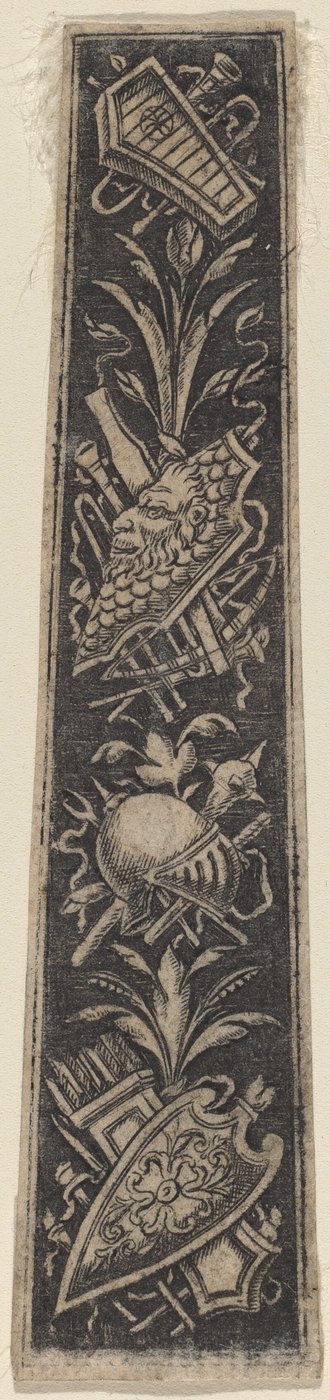 甲冑と楽器の飾り皿 作： Italian 18th or 19th Century