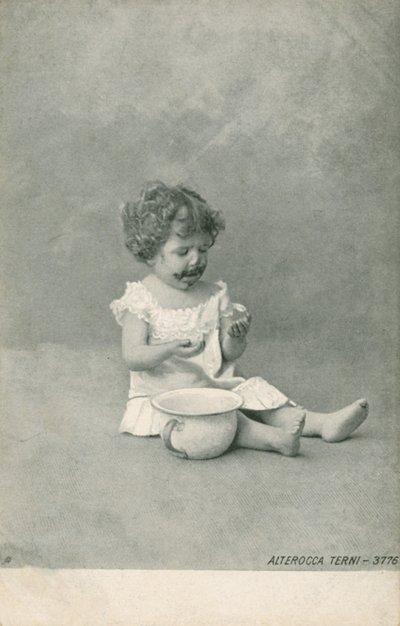 シャボン玉で遊ぶ赤ちゃん（モノクロ写真 作： Italian Photographer