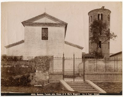 聖マリア大聖堂（イタリア、エミリア・ロマーニャ州ラヴェンナ）ピエトロ・ポッピ（ボローニャ）撮影、約1900年 作： Italian Photographer