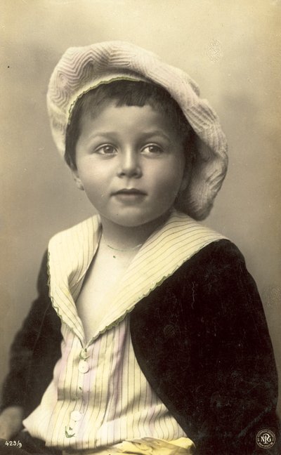 フロッピー帽子でかわいい男の子 作： Italian Photographer