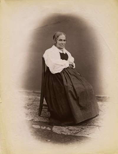 椅子に座る年配の女性（イタリア・ロンバルディア州パレ） 写真提供：Premiata Fotografia Taramelli, Bergamo 作： Italian Photographer