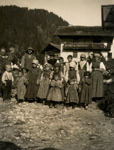家の前の家族、イタリア、アオスタ渓谷、1900-1910年 作： Italian Photographer