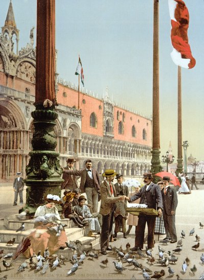 1900年頃、ヴェネツィアのサンマルコ広場でハトに餌をやる 作： Italian Photographer