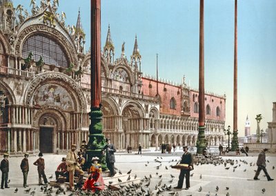 1900年頃、ヴェネツィアのサンマルコ広場でハトに餌をやる 作： Italian Photographer