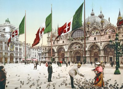 1900年頃、ヴェネツィアのサンマルコ広場でハトに餌をやる 作： Italian Photographer