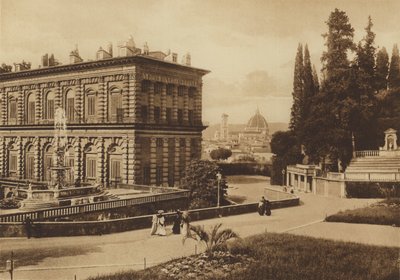Firenze / Florence: Palazzo Pitti, Parte Posteriore (b/w photo)   1319369   ja       japanese Successfully Translated  Original: Textile Translat: Textile 1257791 ja japanese Successfully Translated Original: Stående model. Set fra ryggen. Stav i venstre h 作： Italian Photographer