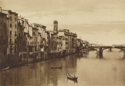 フィレンツェ/フィレンツェ: ポンテ ア サン トリニータのあるアルノ川の眺め (白黒写真) 作： Italian Photographer
