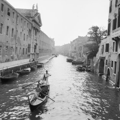 ヴェネツィアの運河を行くゴンドリエたち 作： Italian Photographer