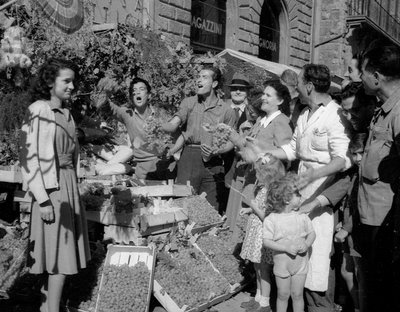 フィレンツェのぶどう祭り、1955年頃（ゼラチンシルバープリント 作： Italian Photographer