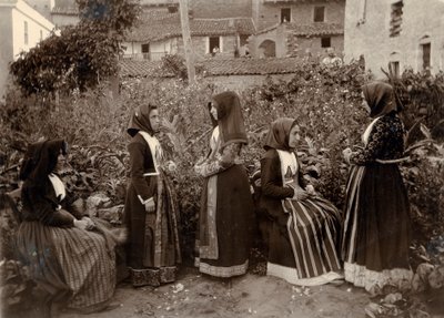 庭で民族衣装を着る女性グループ（イタリア、サルデーニャ島 作： Italian Photographer