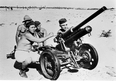 リビアの砂漠でのイタリアの対戦車。1941. 作： Italian Photographer