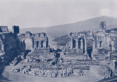 イタリア。シチリア島タオルミナ、ギリシャ劇場跡とエトナ山（モノクロ写真 作： Italian Photographer