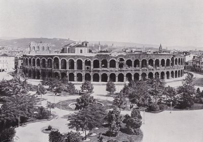 イタリア。ヴェローナ、ローマの闘技場（モノクロ写真 作： Italian Photographer
