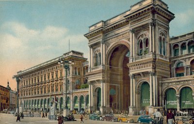 Milano / ミラノ：ドゥオーモ広場、ガレリア入口（カラー写真） 作： Italian Photographer