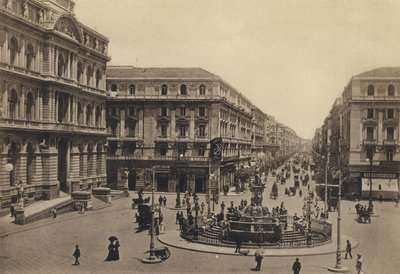 ナポリ：ボルサ広場とウンベルト1世コルソのレティフィロ（モノクロ写真 作： Italian Photographer