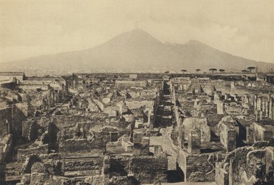 ナポリ：ポンペイ、ヴェスヴィオ山を望むパノラマ（モノクロ写真 作： Italian Photographer
