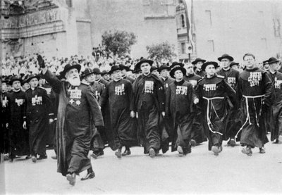 1931年にローマで行われたパレードでは、教会組織が先行した。 作： Italian Photographer