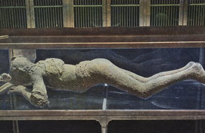 ポンペイから出土した遺体の石膏模型（カラー写真 作： Italian Photographer