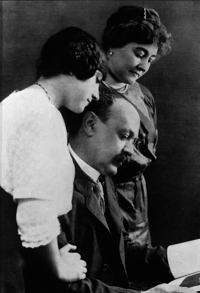 イタリアの作家、イタロ・スヴェーヴォ（1861-1928）と彼の妻と娘の肖像。 作： Italian Photographer