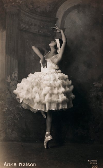 バレリーナの肖像、ポストカード、支持体には "Anna Nelson "の表示あり 作： Italian Photographer