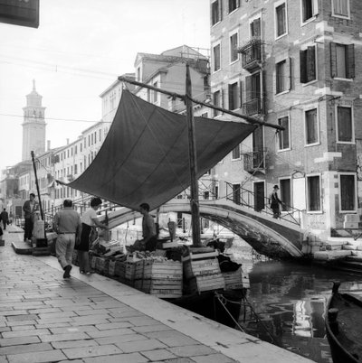 ヴェネツィアの運河でボートに乗って果物や野菜を販売する様子 作： Italian Photographer