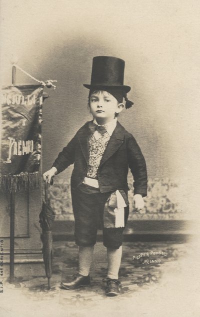 スーツを着た小さな男の子（モノクロ写真 作： Italian Photographer