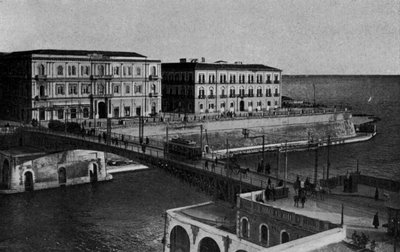 タラント、コルソ・デュー・マリ、回転橋（モノクロ写真 作： Italian Photographer