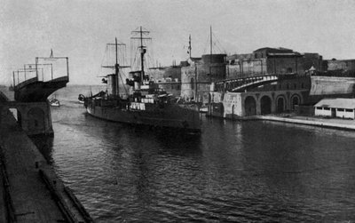 Taranto, Ponte Girevole, Passaggio delle R Navi (モノクロ写真) 作： Italian Photographer