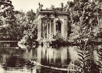 ボルゲーゼ公園の湖の神殿 作： Italian Photographer