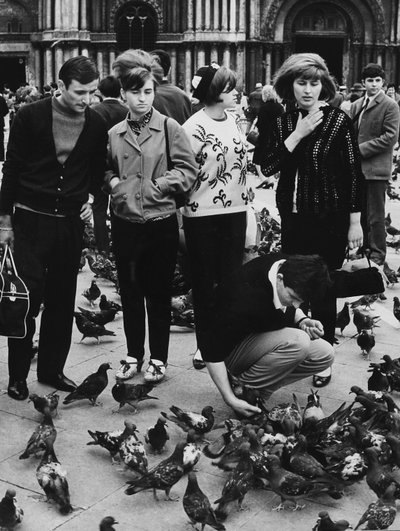 ハトに餌をやる観光客、ヴェネツィア、サンマルコ広場、1970年頃（モノクロ写真 作： Italian Photographer